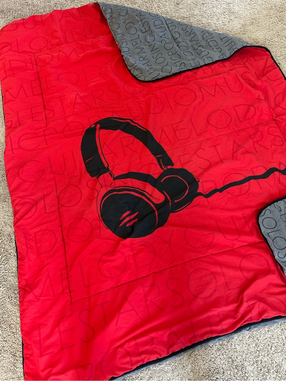 Red Headphones Graphic Throw Blanket - Lightweight Electronics-Themed Bedding